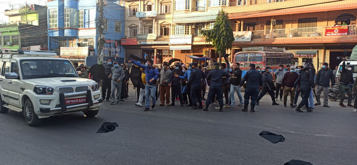 कालोझन्डा देखाएर विरोध प्रदर्शन गर्दै नेपाली कांग्रेस।